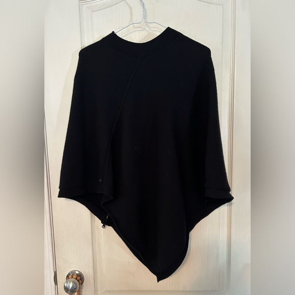 Lululemon Black Poncho On The Go with Zipper Detail - Picture 4 of 9